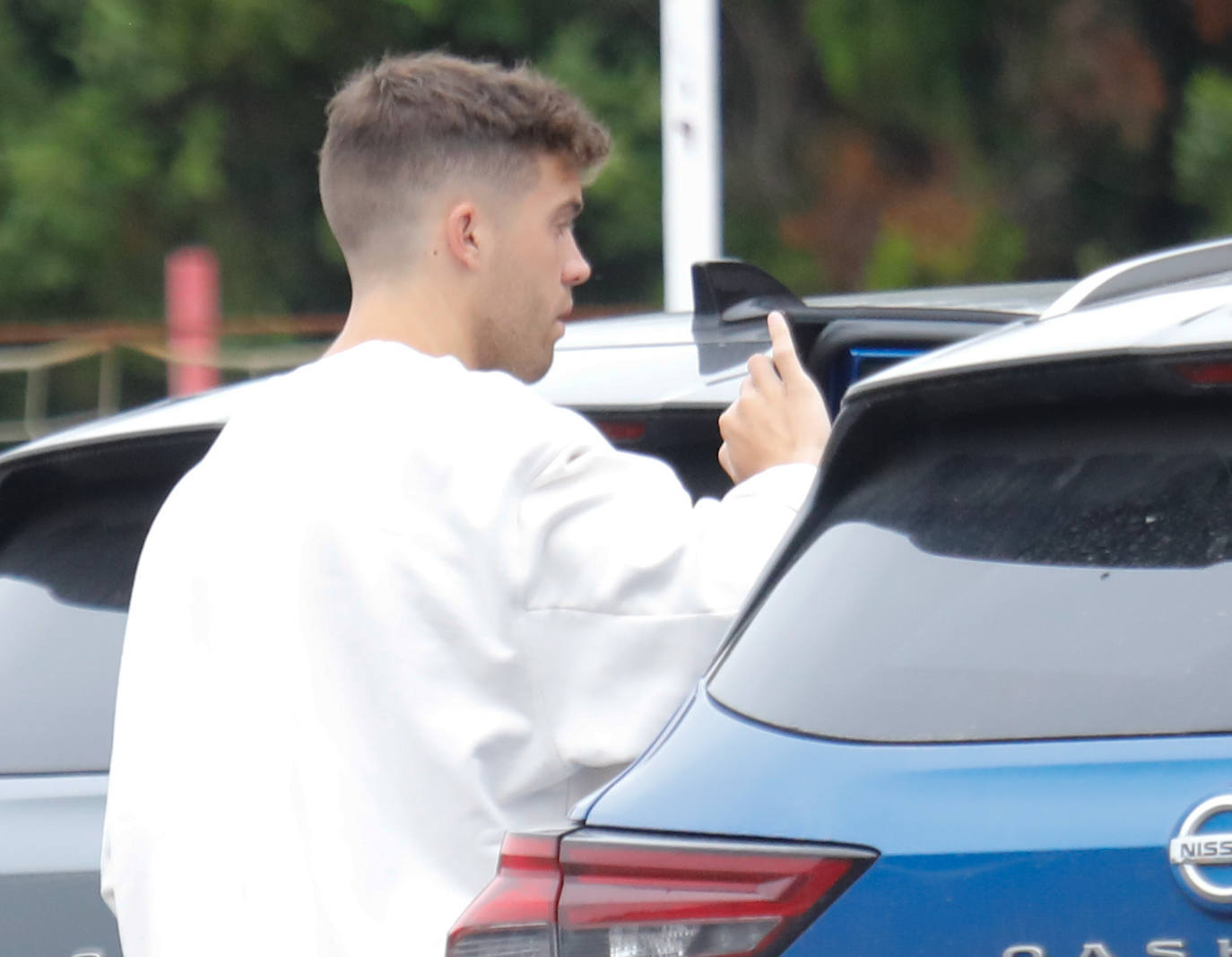 El futuro de los jugadores, con varias salidas previstas, empieza a despejarse. Calavera, Kravets, Bogdan, Berto, Nacho Méndez, Jony, Babin, Berrocal, Marc Valiente, Fran Villalba, Aitor... incluso Djuka, con la mano izquierda inmovilizada, llegan a Mareo para reunirse con Rico y Abelardo. 