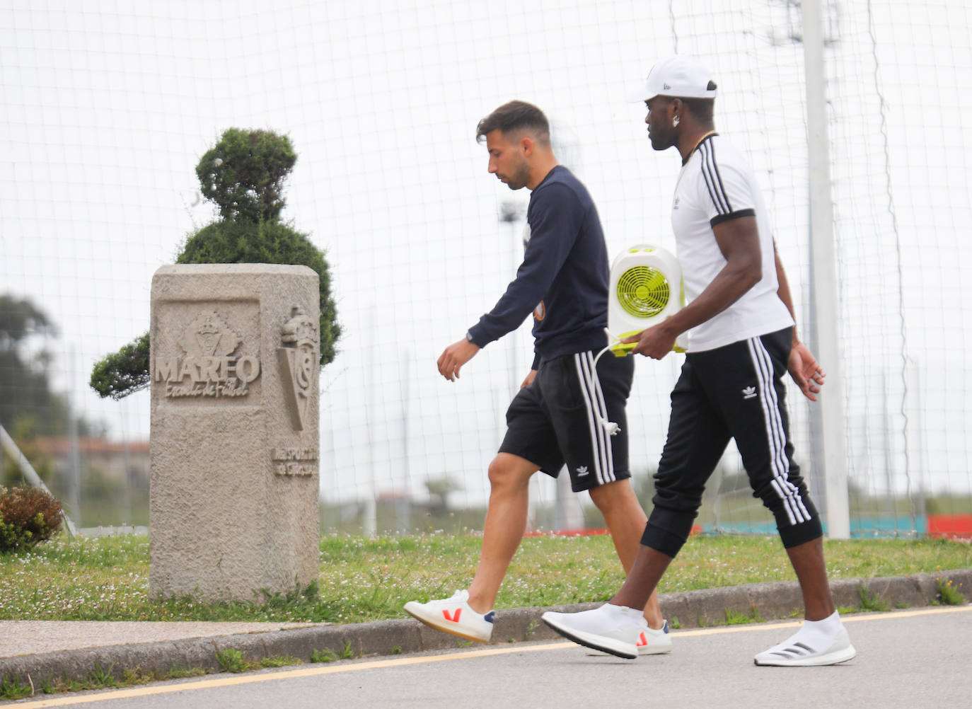 El futuro de los jugadores, con varias salidas previstas, empieza a despejarse. Calavera, Kravets, Bogdan, Berto, Nacho Méndez, Jony, Babin, Berrocal, Marc Valiente, Fran Villalba, Aitor... incluso Djuka, con la mano izquierda inmovilizada, llegan a Mareo para reunirse con Rico y Abelardo. 
