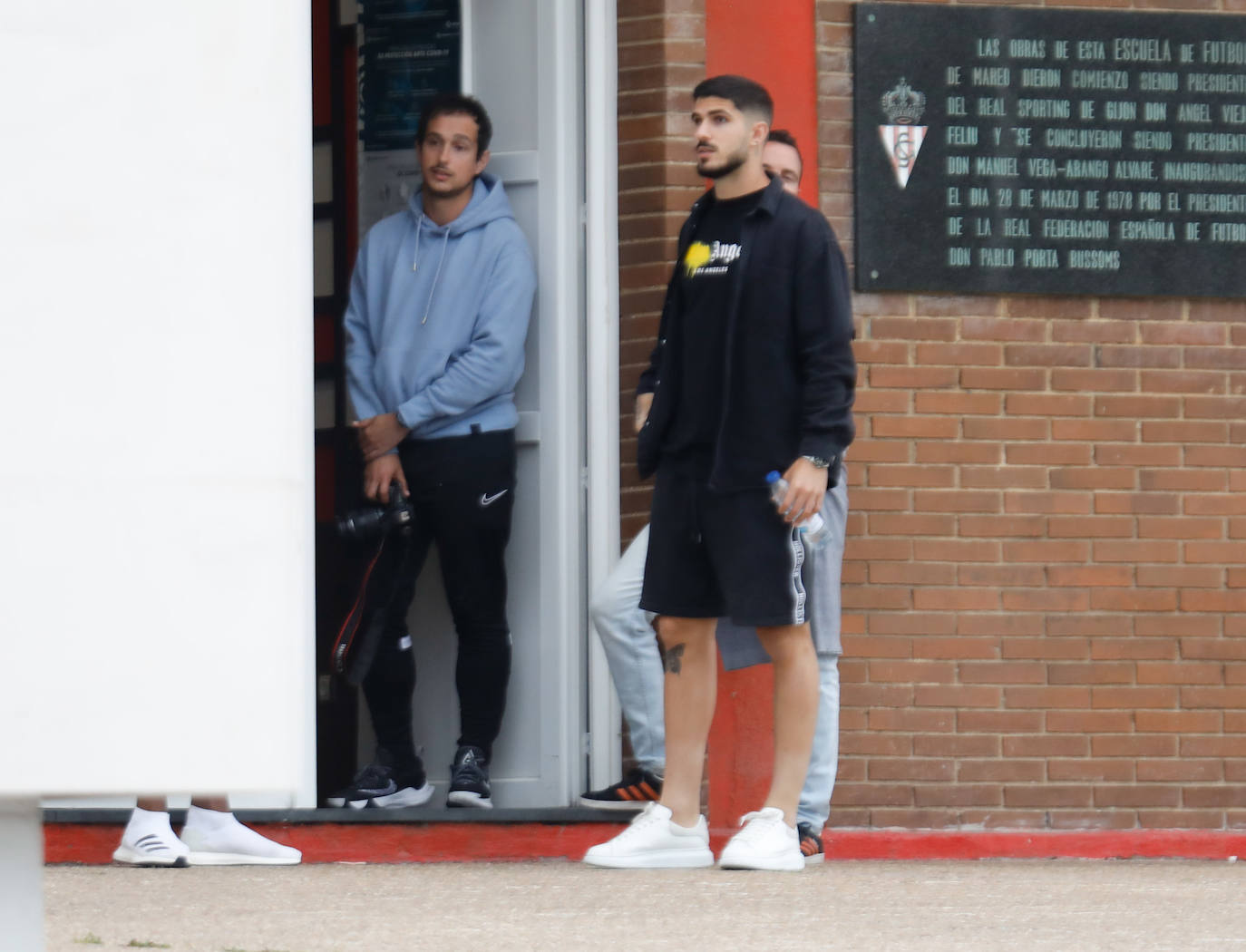 El futuro de los jugadores, con varias salidas previstas, empieza a despejarse. Calavera, Kravets, Bogdan, Berto, Nacho Méndez, Jony, Babin, Berrocal, Marc Valiente, Fran Villalba, Aitor... incluso Djuka, con la mano izquierda inmovilizada, llegan a Mareo para reunirse con Rico y Abelardo. 