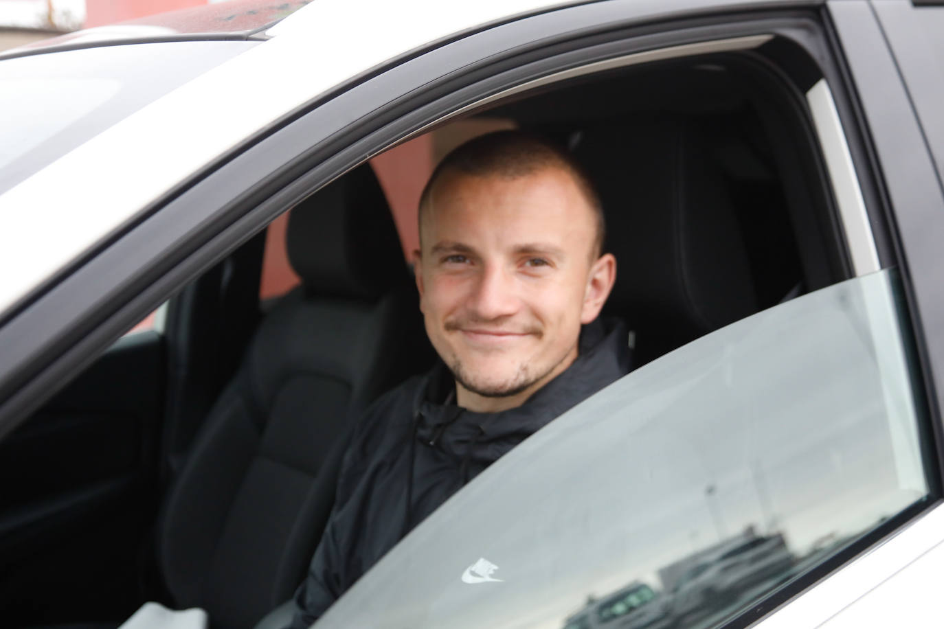 El futuro de los jugadores, con varias salidas previstas, empieza a despejarse. Calavera, Kravets, Bogdan, Berto, Nacho Méndez, Jony, Babin, Berrocal, Marc Valiente, Fran Villalba, Aitor... incluso Djuka, con la mano izquierda inmovilizada, llegan a Mareo para reunirse con Rico y Abelardo. 