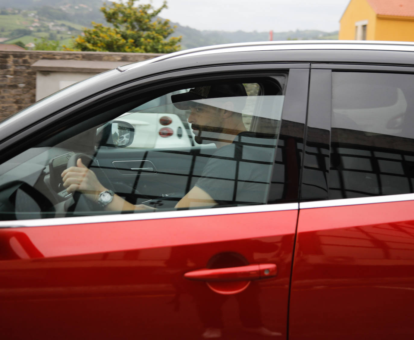 El futuro de los jugadores, con varias salidas previstas, empieza a despejarse. Calavera, Kravets, Bogdan, Berto, Nacho Méndez, Jony, Babin, Berrocal, Marc Valiente, Fran Villalba, Aitor... incluso Djuka, con la mano izquierda inmovilizada, llegan a Mareo para reunirse con Rico y Abelardo. 
