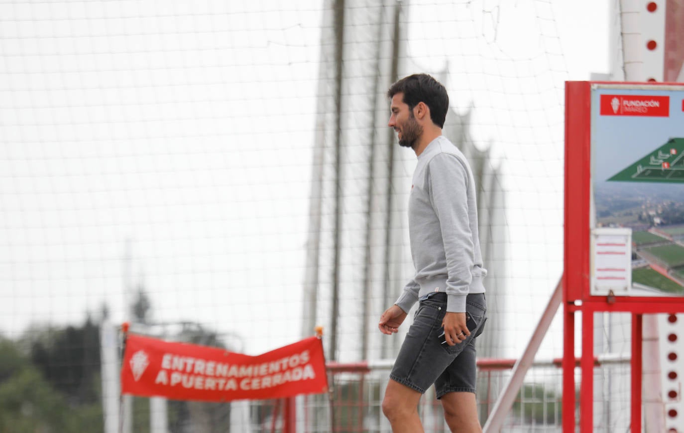El futuro de los jugadores, con varias salidas previstas, empieza a despejarse. Calavera, Kravets, Bogdan, Berto, Nacho Méndez, Jony, Babin, Berrocal, Marc Valiente, Fran Villalba, Aitor... incluso Djuka, con la mano izquierda inmovilizada, llegan a Mareo para reunirse con Rico y Abelardo. 