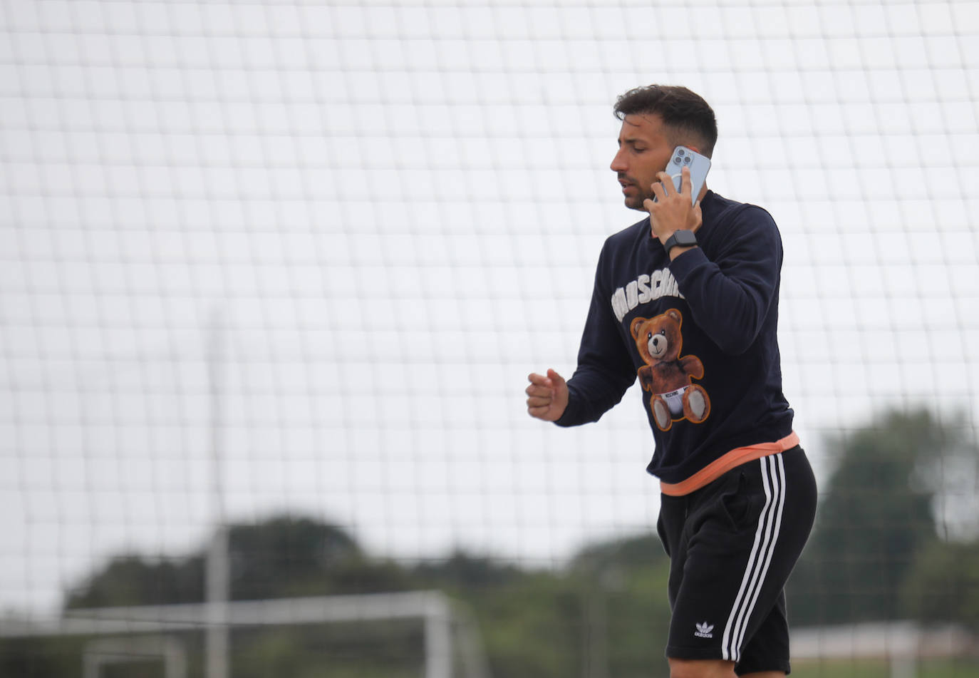 El futuro de los jugadores, con varias salidas previstas, empieza a despejarse. Calavera, Kravets, Bogdan, Berto, Nacho Méndez, Jony, Babin, Berrocal, Marc Valiente, Fran Villalba, Aitor... incluso Djuka, con la mano izquierda inmovilizada, llegan a Mareo para reunirse con Rico y Abelardo. 