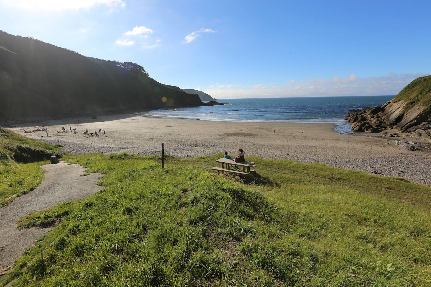 Playa de Bahínas en Castrillón: calidad del agua excelente tanto en la parte izquierda como en la derecha.