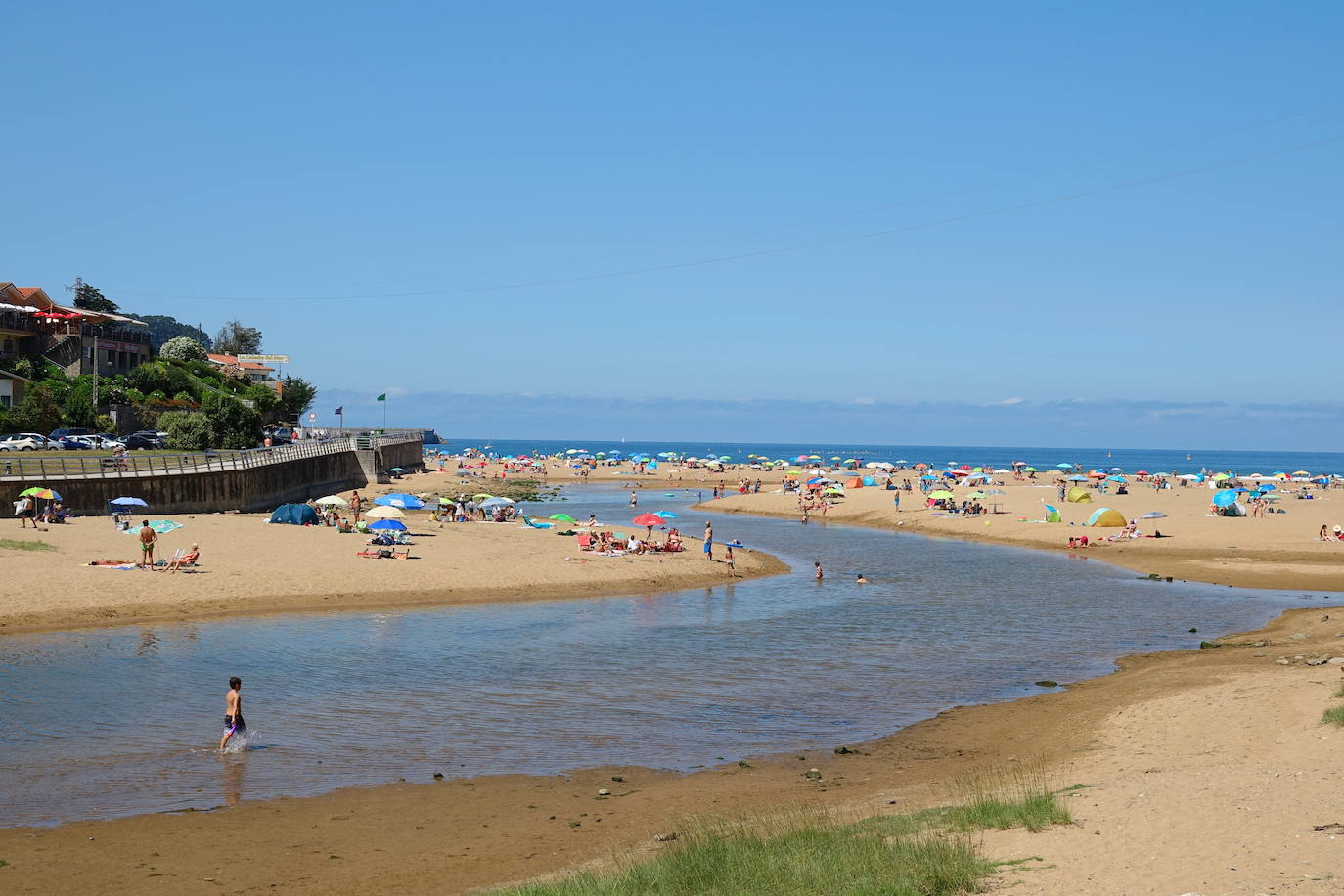 Playa de La Griega en Colunga: calidad del agua buena.