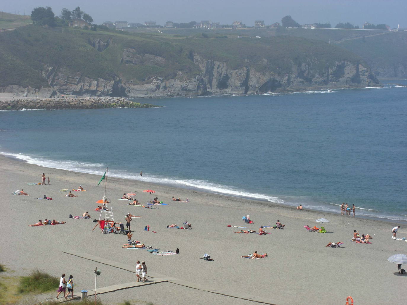 Playa de Navia: calidad del agua buena.
