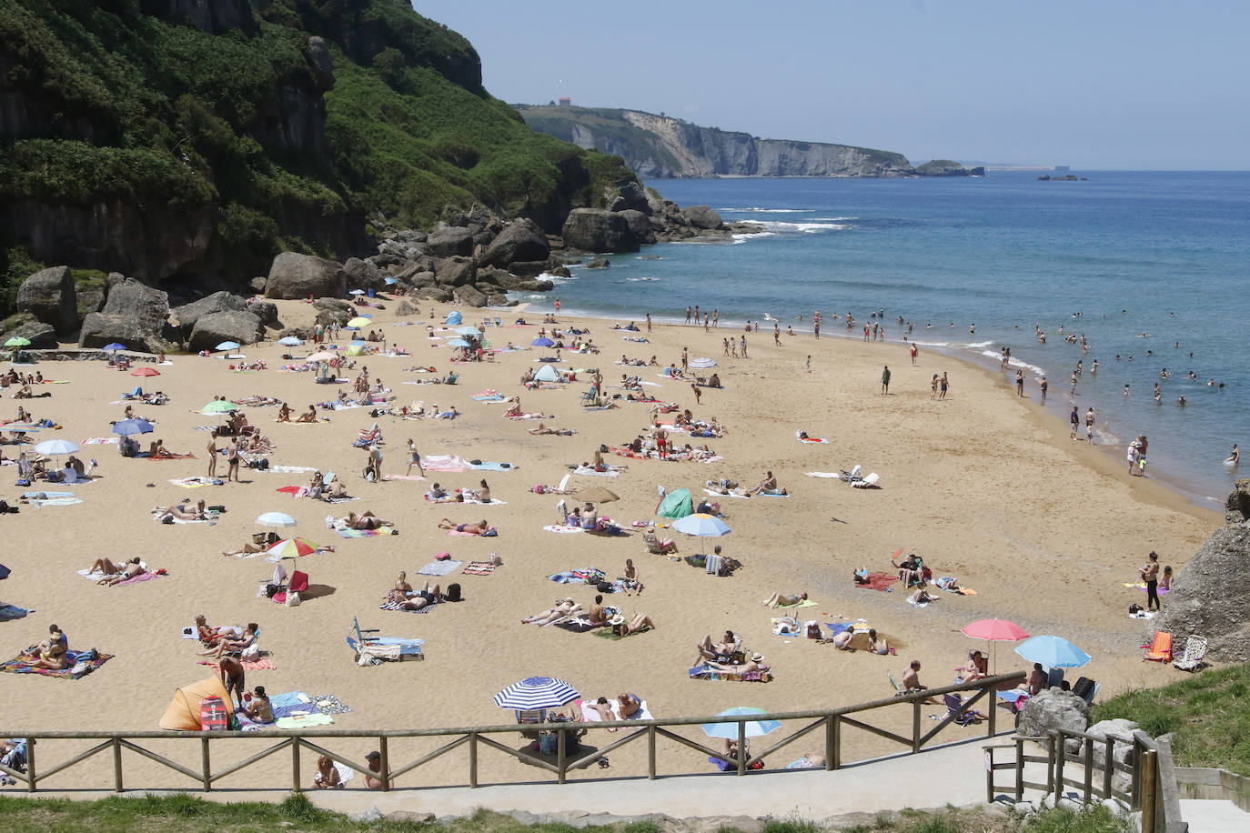 Playa de La Ñora en Villaviciosa: calidad del agua excelente.