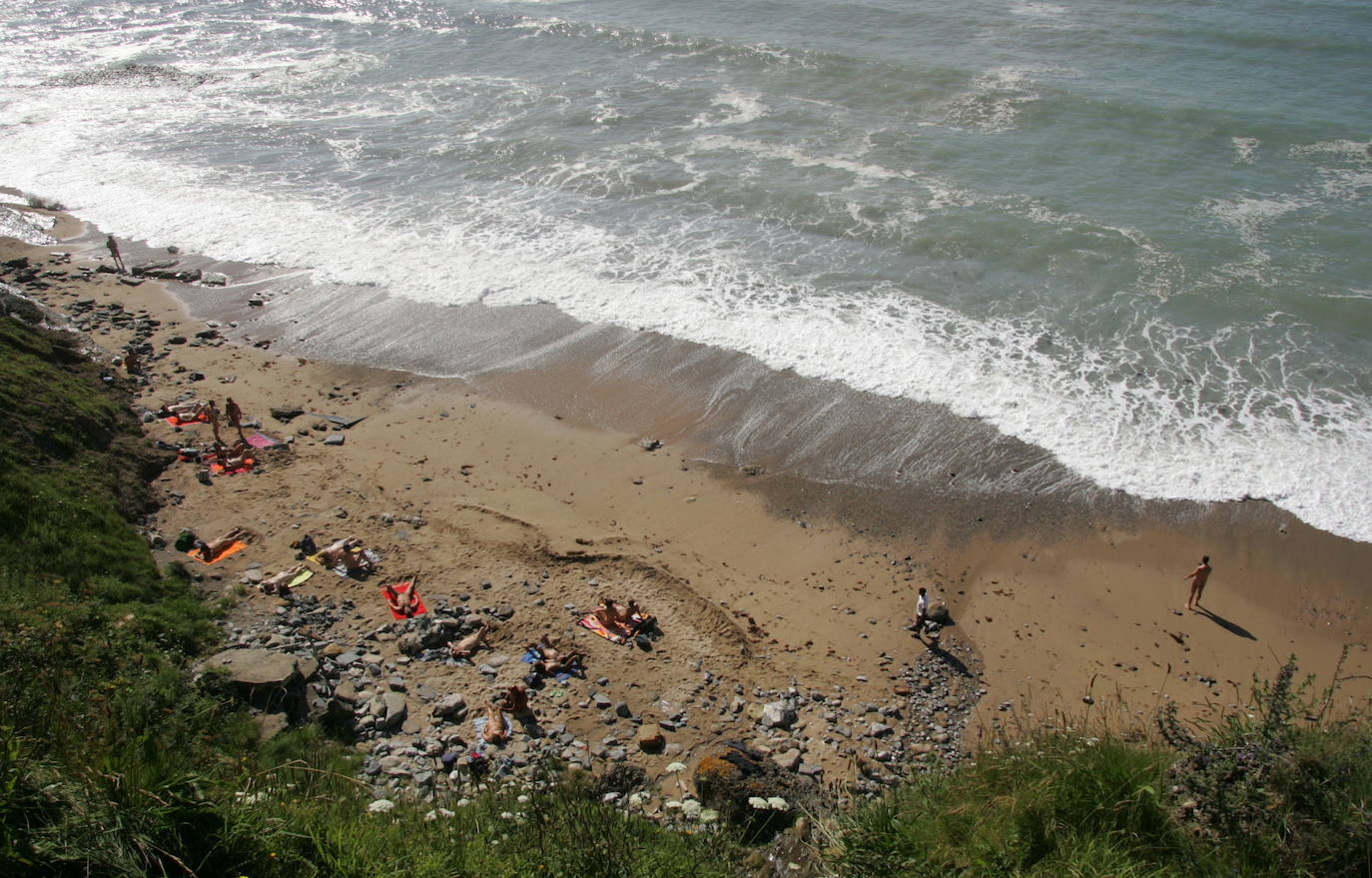 Playa de Peñarrubia en Gijón: calidad del agua excelente.