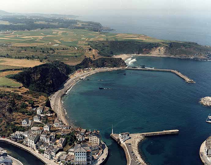 Playa de Salinas en Luarca (Valdés): calidad del agua excelente.