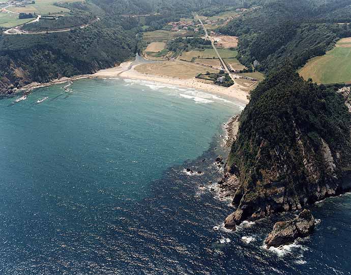 Playa de San Pedro de Bocamar/ San Pedro de la Ribera en Cudillero: excelente calidad del agua.