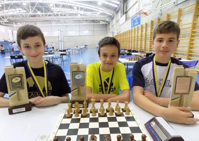 Imagen secundaria 1 - Lionel Sierra, Martín y Antuña, podio de la categoría. | Lionel Sierra, campeón sub 14 de los Juegos Escolares 