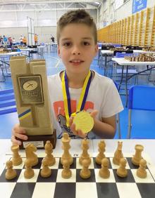 Imagen secundaria 2 - Pablo Calvo, De Lera y Menéndez, podio de la categoría | Calvo, campeón sub 8 de los Juegos Escolares