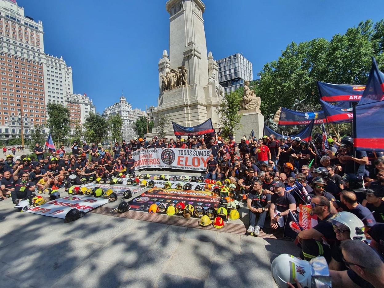 Un millar de bomberos en la madrileña plaza de España, donde los asturianos portaron las pancartas recordando a Eloy Palacio.