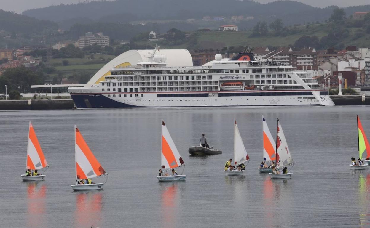 El Hanseatic Spirit, atracado en el muelle de Valliniello. 