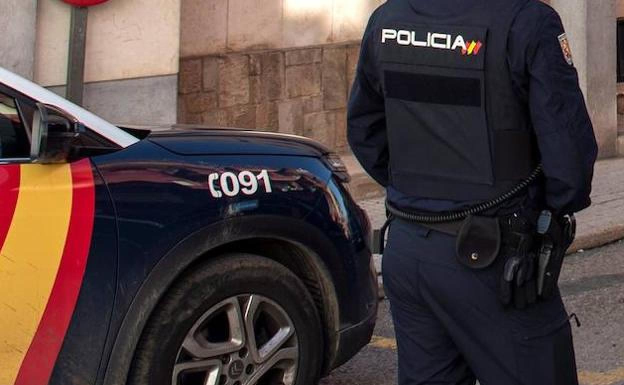 Un hombre apuñala al exsuegro y al excuñado y se da a la fuga en Laviana