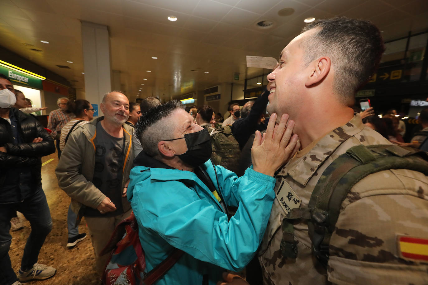 Este lunes, alrededor de las once de la noche, llegaba al Aeropuerto de Asturias el vuelo con los militares de la Brigada Galicia VII, con parte de personal del Regimiento de Infantería «Príncipe» nº 3, procedentes de Irak. A su llegada, familiares y amigos les esperaban impacientes después de varios meses. Son cien militares que habían viajado al país con la finalidad de instruir al ejército nacional para que sea capaz de combatir la yihad y asegurar la estabilidad nacional. 