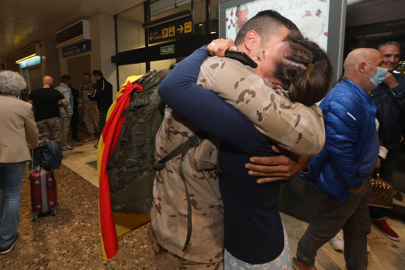 Este lunes, alrededor de las once de la noche, llegaba al Aeropuerto de Asturias el vuelo con los militares de la Brigada Galicia VII, con parte de personal del Regimiento de Infantería «Príncipe» nº 3, procedentes de Irak. A su llegada, familiares y amigos les esperaban impacientes después de varios meses. Son cien militares que habían viajado al país con la finalidad de instruir al ejército nacional para que sea capaz de combatir la yihad y asegurar la estabilidad nacional. 
