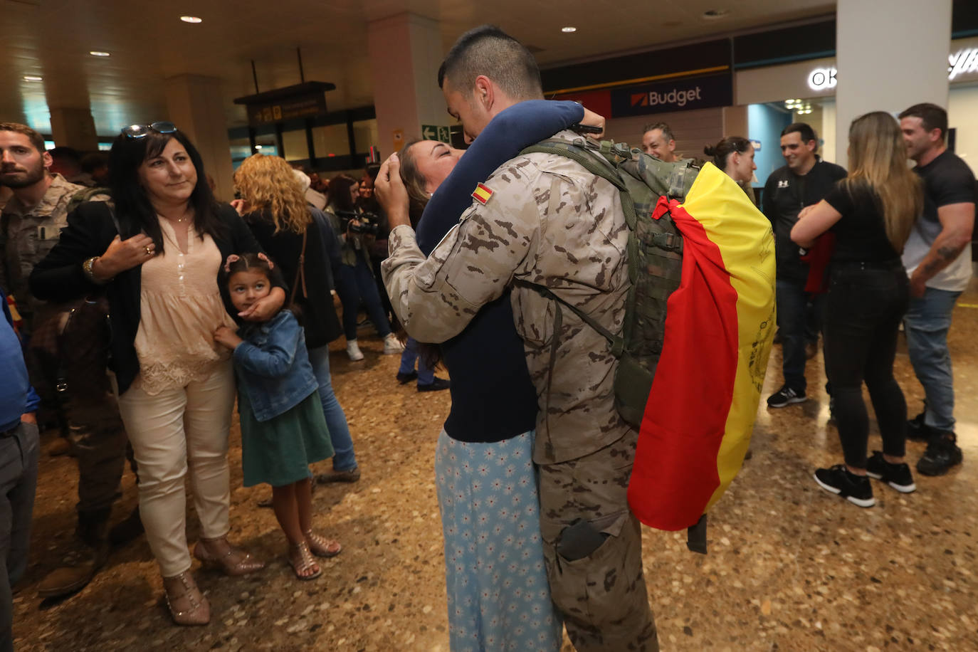 Este lunes, alrededor de las once de la noche, llegaba al Aeropuerto de Asturias el vuelo con los militares de la Brigada Galicia VII, con parte de personal del Regimiento de Infantería «Príncipe» nº 3, procedentes de Irak. A su llegada, familiares y amigos les esperaban impacientes después de varios meses. Son cien militares que habían viajado al país con la finalidad de instruir al ejército nacional para que sea capaz de combatir la yihad y asegurar la estabilidad nacional. 