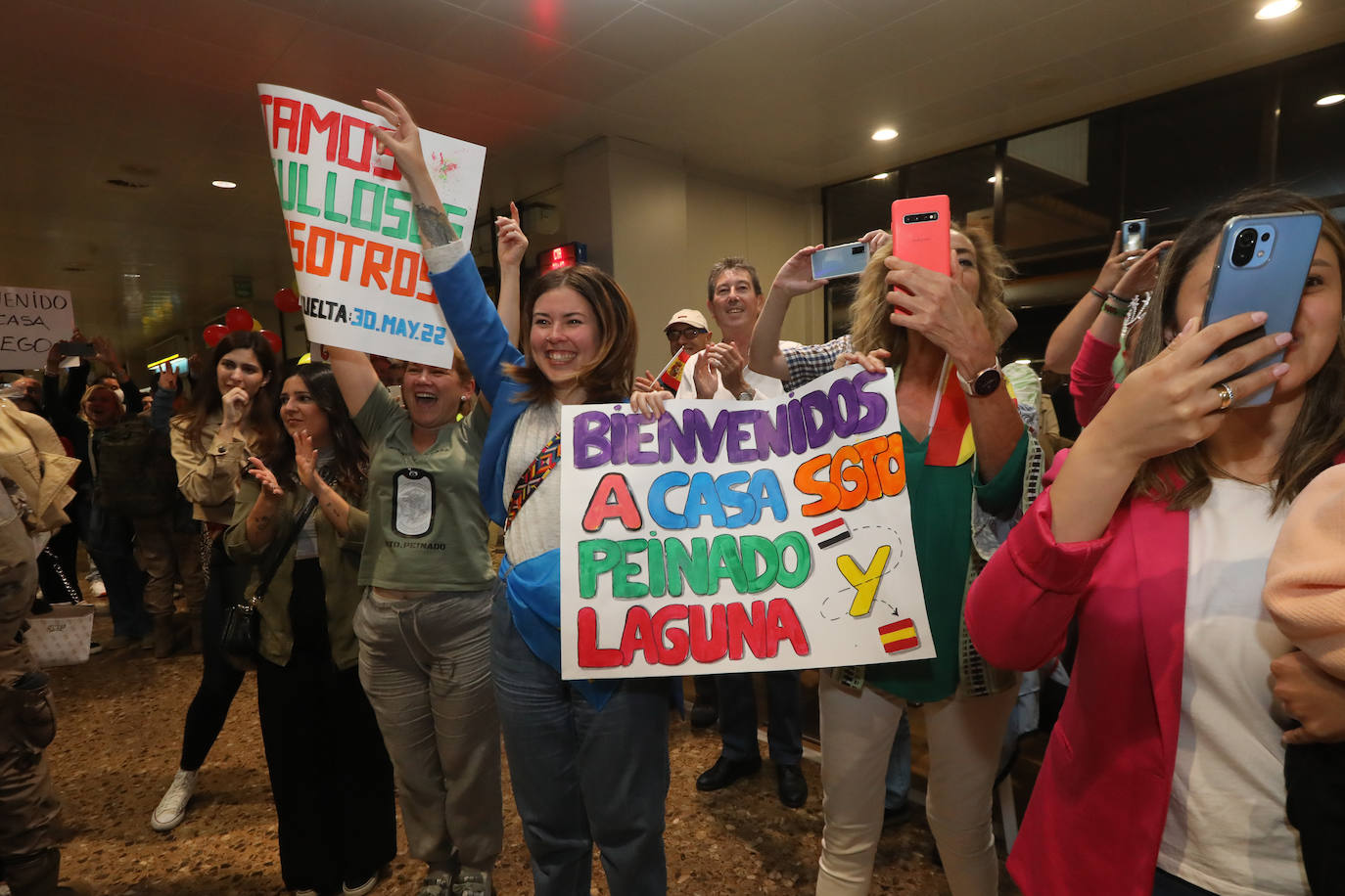 Este lunes, alrededor de las once de la noche, llegaba al Aeropuerto de Asturias el vuelo con los militares de la Brigada Galicia VII, con parte de personal del Regimiento de Infantería «Príncipe» nº 3, procedentes de Irak. A su llegada, familiares y amigos les esperaban impacientes después de varios meses. Son cien militares que habían viajado al país con la finalidad de instruir al ejército nacional para que sea capaz de combatir la yihad y asegurar la estabilidad nacional. 