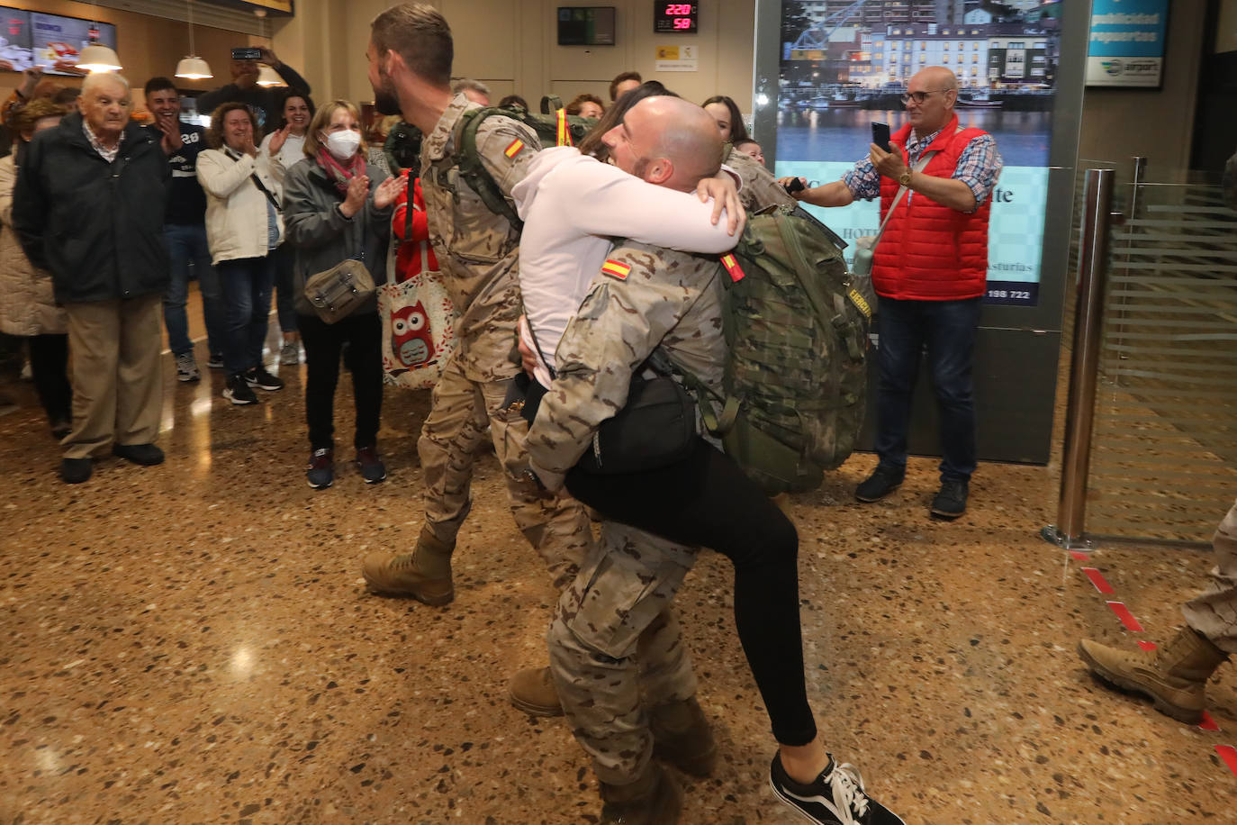 Este lunes, alrededor de las once de la noche, llegaba al Aeropuerto de Asturias el vuelo con los militares de la Brigada Galicia VII, con parte de personal del Regimiento de Infantería «Príncipe» nº 3, procedentes de Irak. A su llegada, familiares y amigos les esperaban impacientes después de varios meses. Son cien militares que habían viajado al país con la finalidad de instruir al ejército nacional para que sea capaz de combatir la yihad y asegurar la estabilidad nacional. 