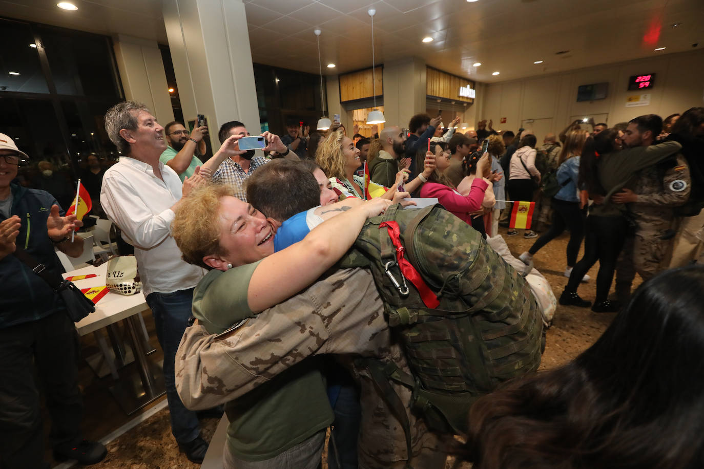 Este lunes, alrededor de las once de la noche, llegaba al Aeropuerto de Asturias el vuelo con los militares de la Brigada Galicia VII, con parte de personal del Regimiento de Infantería «Príncipe» nº 3, procedentes de Irak. A su llegada, familiares y amigos les esperaban impacientes después de varios meses. Son cien militares que habían viajado al país con la finalidad de instruir al ejército nacional para que sea capaz de combatir la yihad y asegurar la estabilidad nacional. 