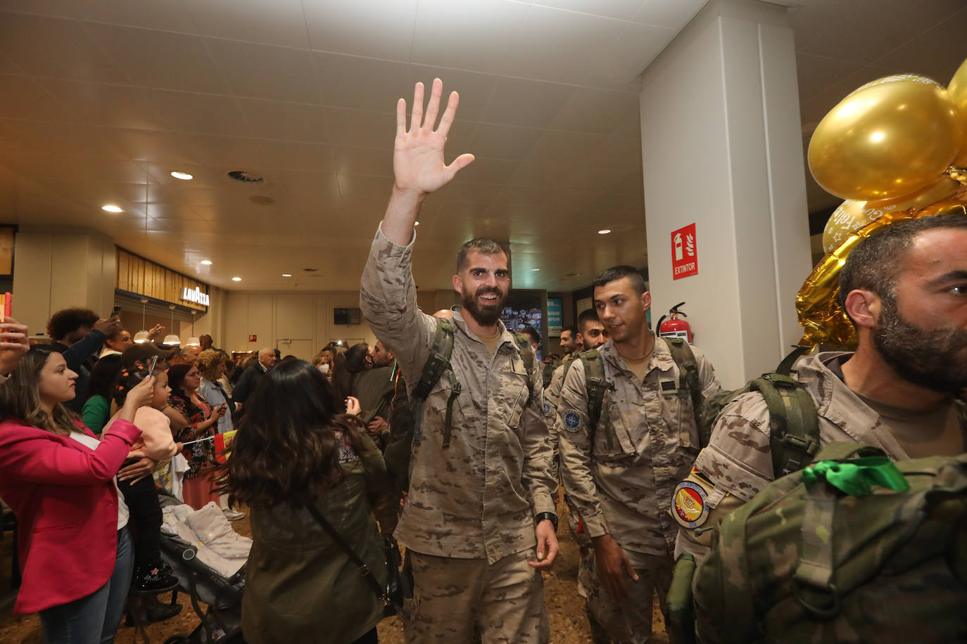 Este lunes, alrededor de las once de la noche, llegaba al Aeropuerto de Asturias el vuelo con los militares de la Brigada Galicia VII, con parte de personal del Regimiento de Infantería «Príncipe» nº 3, procedentes de Irak. A su llegada, familiares y amigos les esperaban impacientes después de varios meses. Son cien militares que habían viajado al país con la finalidad de instruir al ejército nacional para que sea capaz de combatir la yihad y asegurar la estabilidad nacional. 