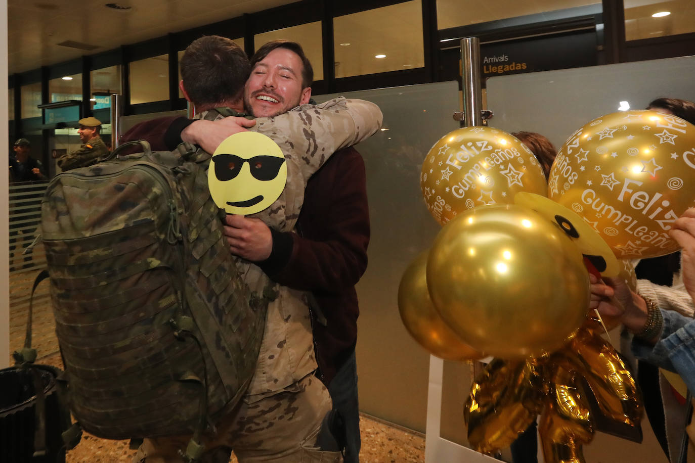 Este lunes, alrededor de las once de la noche, llegaba al Aeropuerto de Asturias el vuelo con los militares de la Brigada Galicia VII, con parte de personal del Regimiento de Infantería «Príncipe» nº 3, procedentes de Irak. A su llegada, familiares y amigos les esperaban impacientes después de varios meses. Son cien militares que habían viajado al país con la finalidad de instruir al ejército nacional para que sea capaz de combatir la yihad y asegurar la estabilidad nacional. 