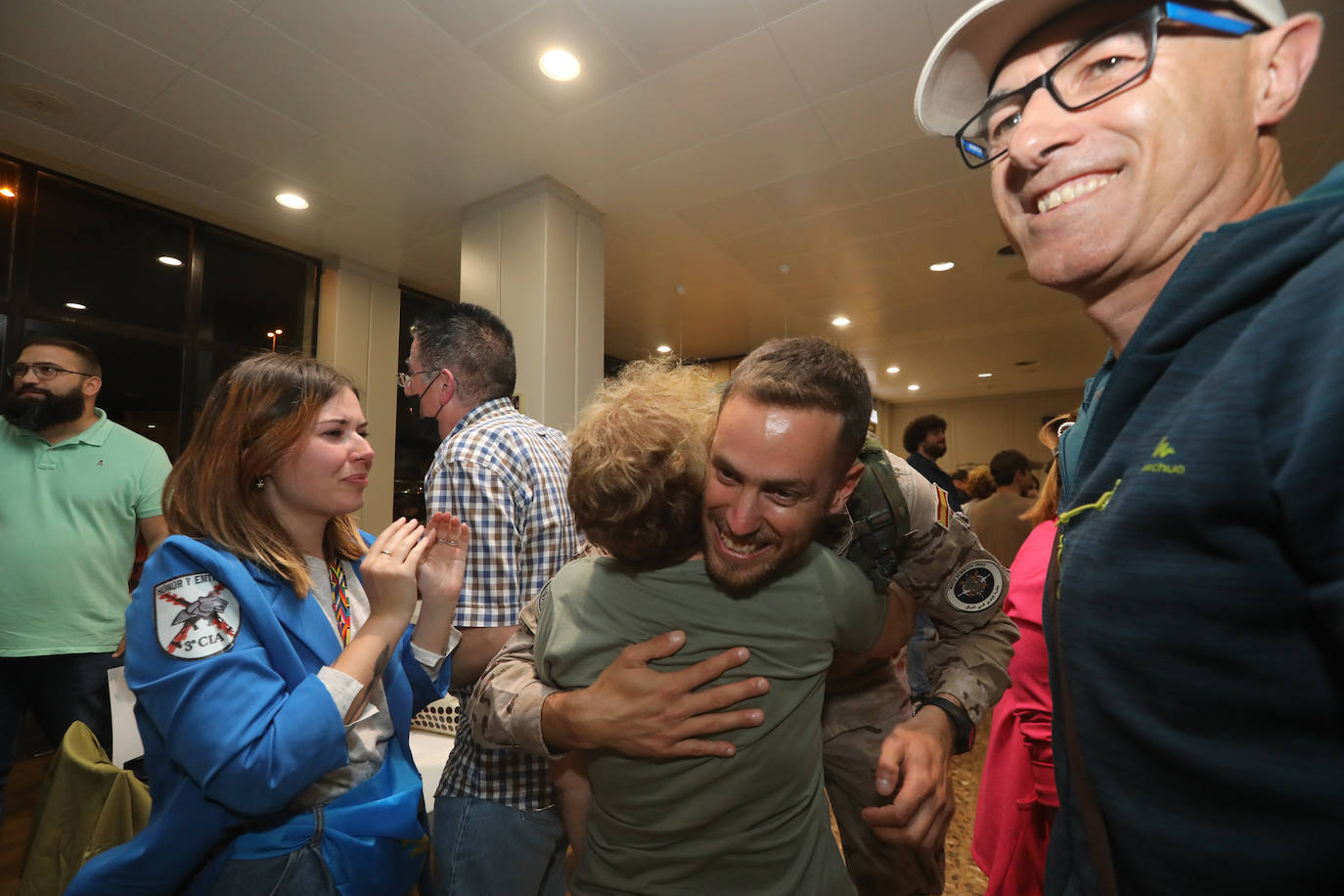 Este lunes, alrededor de las once de la noche, llegaba al Aeropuerto de Asturias el vuelo con los militares de la Brigada Galicia VII, con parte de personal del Regimiento de Infantería «Príncipe» nº 3, procedentes de Irak. A su llegada, familiares y amigos les esperaban impacientes después de varios meses. Son cien militares que habían viajado al país con la finalidad de instruir al ejército nacional para que sea capaz de combatir la yihad y asegurar la estabilidad nacional. 