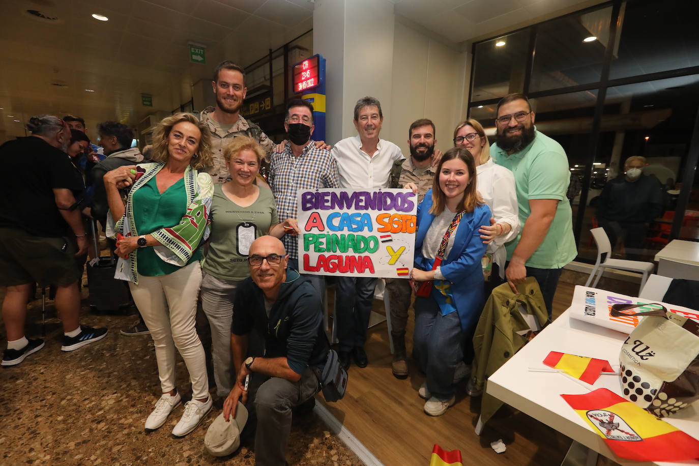 Este lunes, alrededor de las once de la noche, llegaba al Aeropuerto de Asturias el vuelo con los militares de la Brigada Galicia VII, con parte de personal del Regimiento de Infantería «Príncipe» nº 3, procedentes de Irak. A su llegada, familiares y amigos les esperaban impacientes después de varios meses. Son cien militares que habían viajado al país con la finalidad de instruir al ejército nacional para que sea capaz de combatir la yihad y asegurar la estabilidad nacional. 