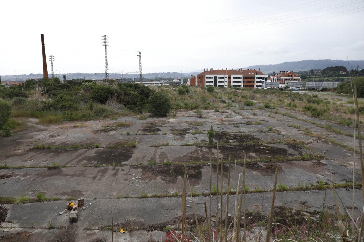 Antiguas instalaciones industriales de la fábrica de Cerámica Gijonesa, con la chimenea de ladrillo que sigue en pie, donde se desarrollará un plan residencial de 400 viviendas. 