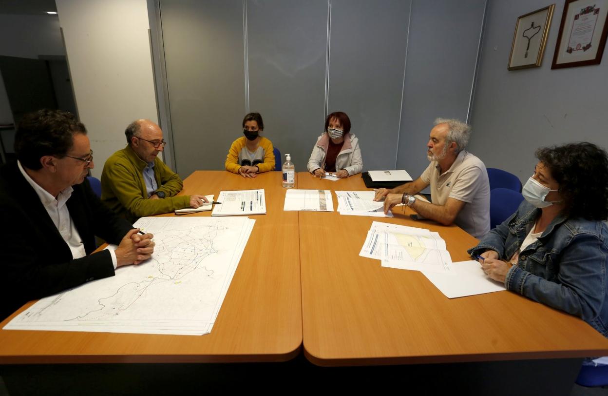 Cosme García y Eduardo Fernández, reunidos con Mariluz Tuya, Carmen Vila y Manuel Cañete, representantes vecinales de El Polígono. 