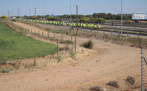 Vista de lo que los mineros denominaron «camino de las cabras», que discurre paralelo a la Autovía del Noroeste.