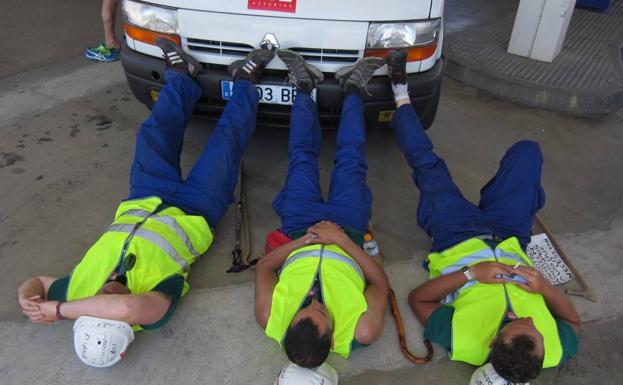 Tres mineros estiran los músculos en un área de descanso en el ecuador de la marcha del carbón.