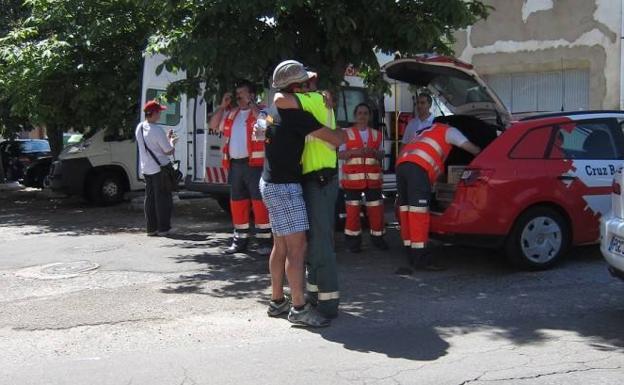 Un integrante de la marcha del carbón saluda con un abrazo a un agente de la Guardia Civil.