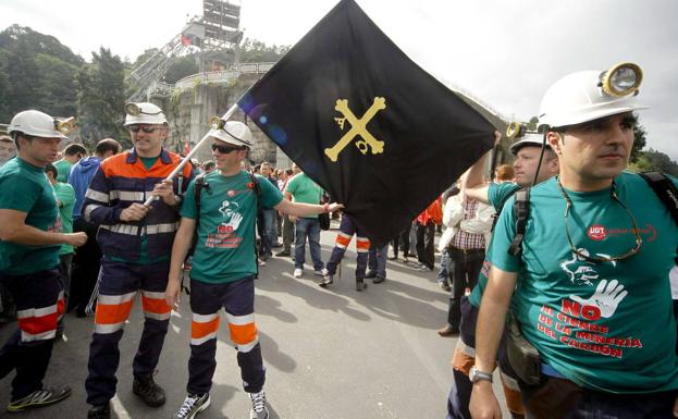 Mineros en la salida de la marcha minera en Mieres.