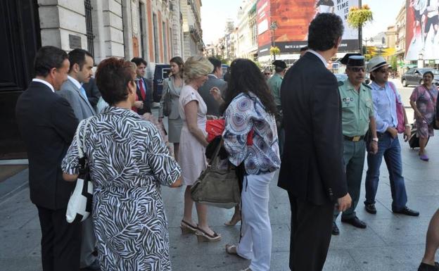 Esperanza Aguirre recibe un pin de apoyo a la minería de manos de la asturiana Paloma Gutiérrez. 