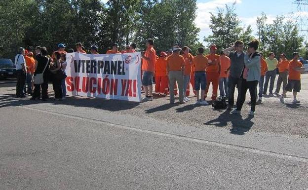 Imagen secundaria 1 - A la izquierda, trabajadores esperaban para aplaudir a la 'marcha negra' a la entrada de Benavente. A la derecha, alcaldes de las cuencas que también se unieron a la marcha, aunque en la retaguardia.