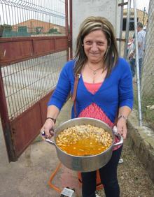 Imagen secundaria 2 - Arriba, una muestra de los mensajes de apoyo que los mineros se encontraban en su camino. A la izquierda, Antonio Masip durante su visita a los mineros en Villalpando. A la derecha, Valentina Sánchez, con les fabes con almejes que llevó desde Langreo.