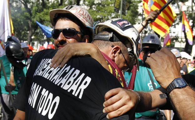 Dos mineros se abrazan en la gran manifestación de Madrid.