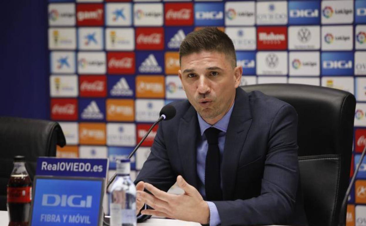Rubén Reyes durante la rueda de prensa en el Tartiere en su despedida del Real Oviedo. 
