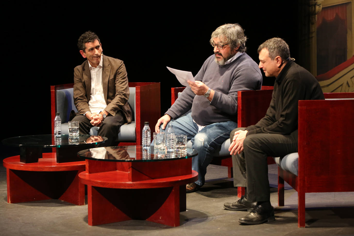 Juan Mayorga y Ernesto Caballero en una charla de los 'Diálogos desde la escena'para celebrar la efeméride de la rehabilitación del teatro Palacio Valdés.