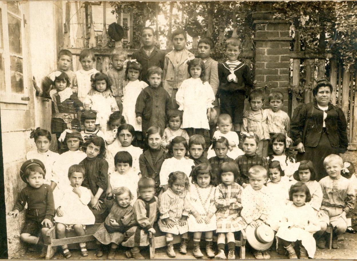 Niños en una escuela de Gijón, en las primeras décadas del siglo XX.