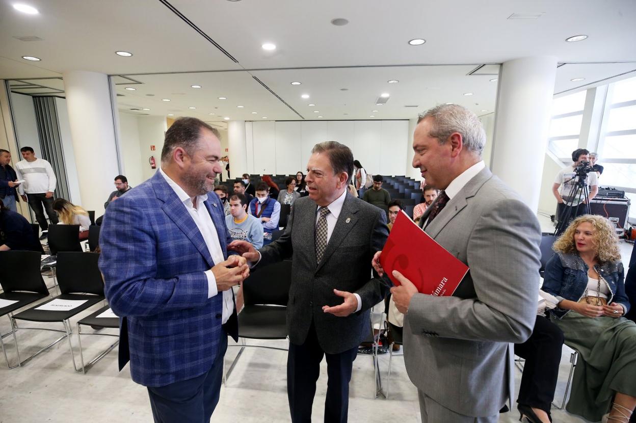 Carlos Paniceres, Alfredo Canteli y José Antonio García, ayer, en el Palacio de Congresos del edificio Calatrava. 