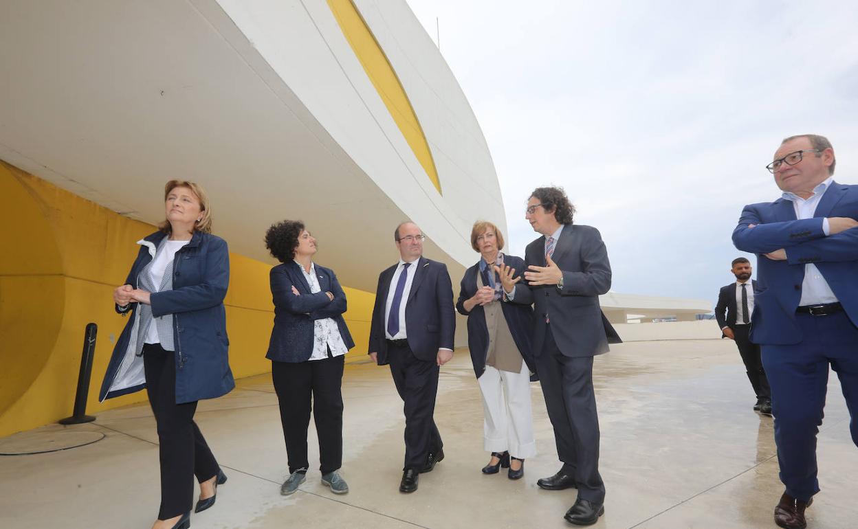 Delia Losa, Berta Piñán, Mariví Monteserín, Miguel Iceta, Carlos Cuadros y Santiago Rodríguez Vega durante la visita por el Centro Niemeyer. 