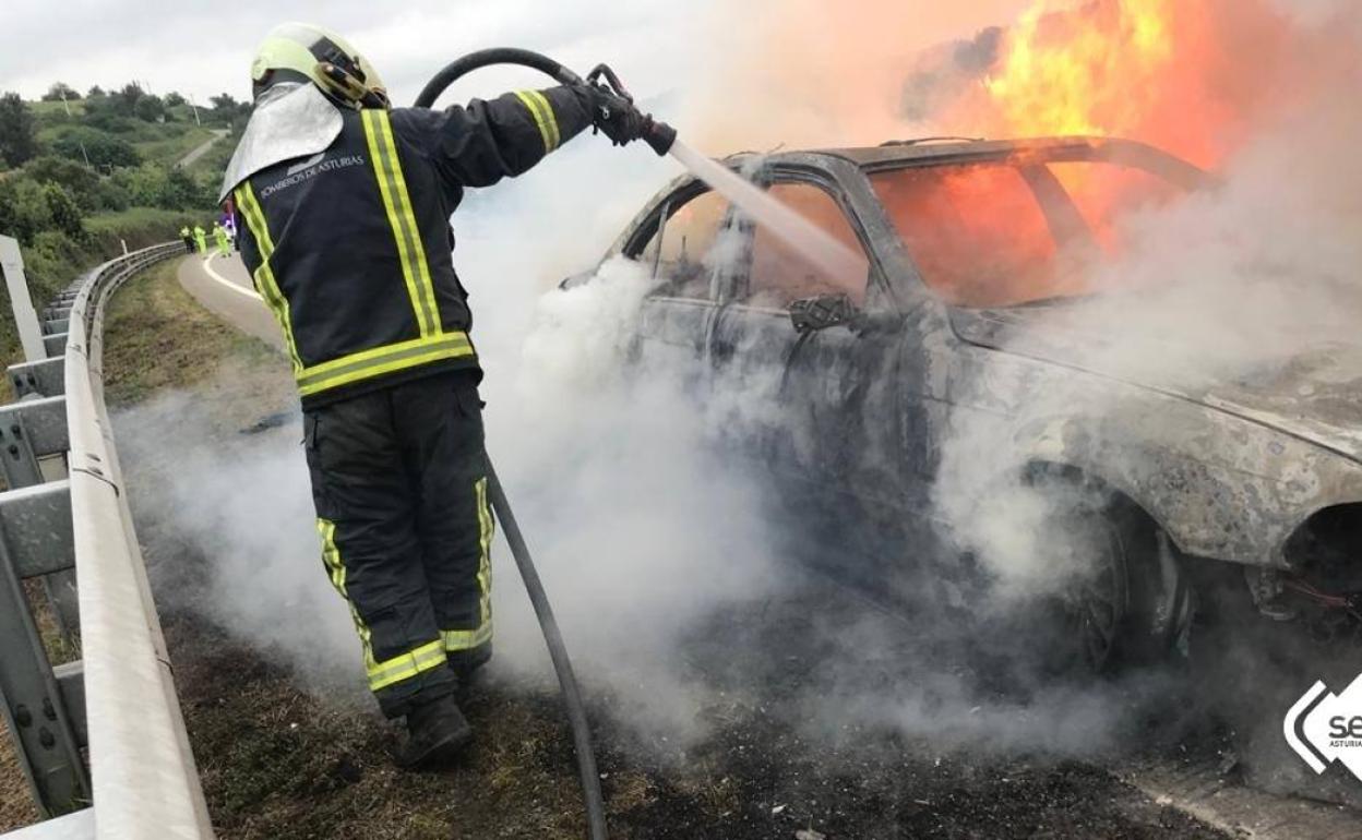 Los bomberos sofocan el incendio originado en el vehículo en la A-66.