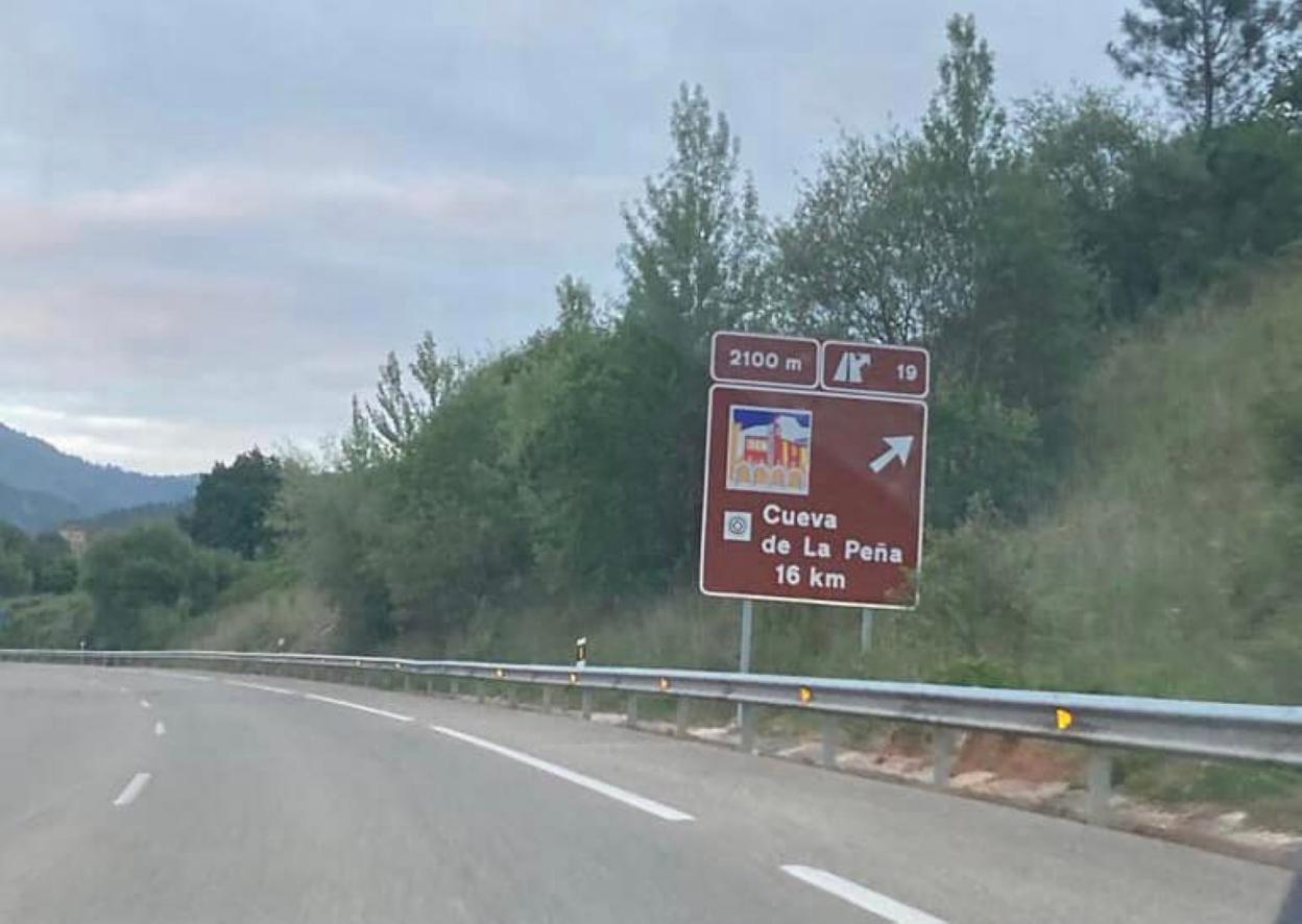Una de las nuevas señales turísticas instalada en la A-8. 