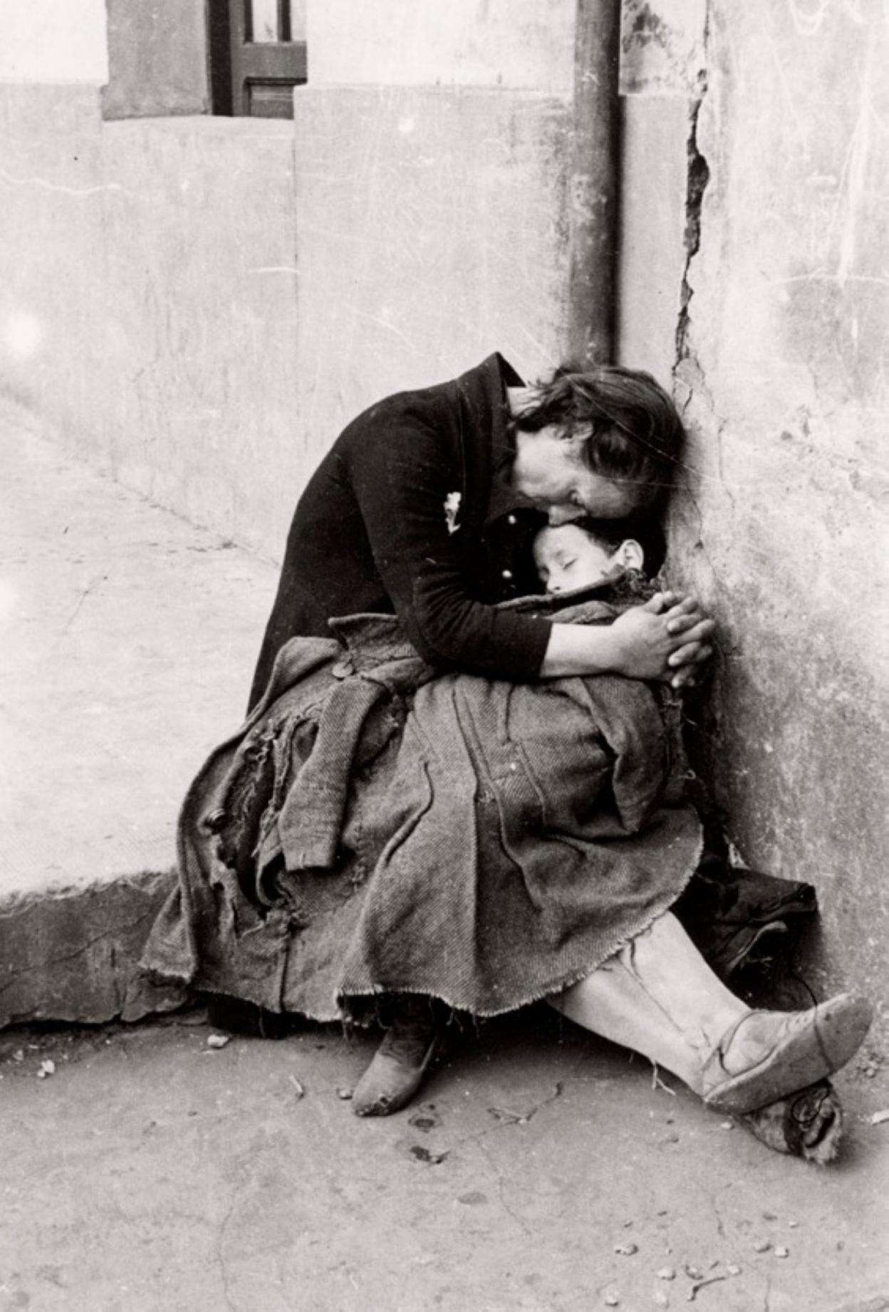 Pobreza en las calles de Asturias, el siglo pasado.