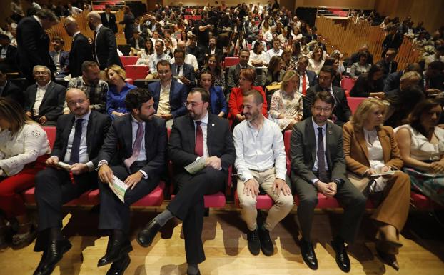 Imagen principal - Arriba, desde la izquierda, Fermín Albaladejo, Pablo García, Adrián Barbón, Ángel García y Enrique Fernández, en la gala. A la izquierda, Francisco Javier Álvarez, presidente de Casintra, que recibió una mención especial; y la derecha, Sandra Manzano, que recogió el galardón que reconoce la trayectoria empresarial seguida junto a sus hermanos Nacho y Esther. 