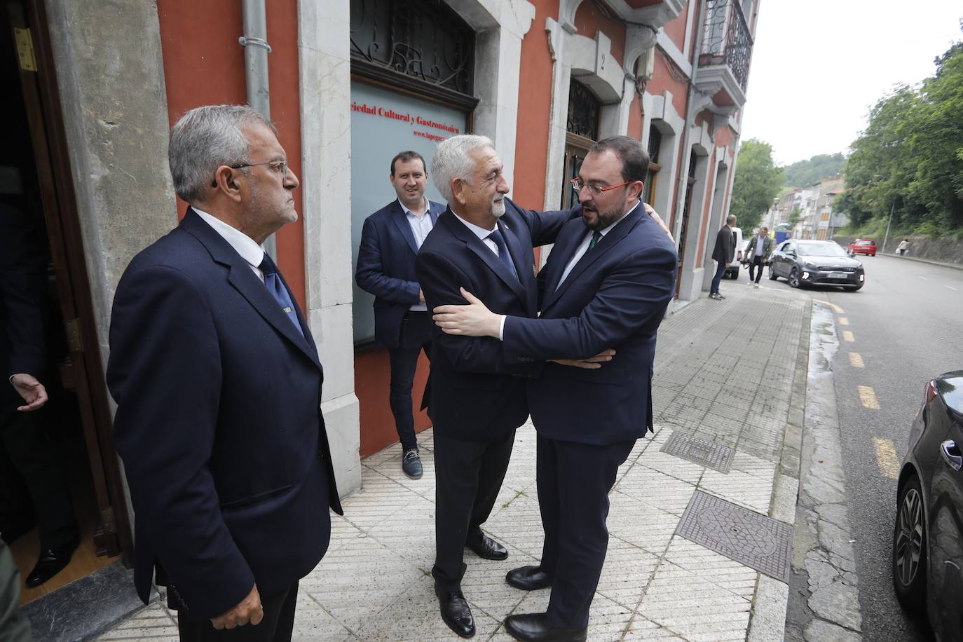 Fotos: Barbón visita Sobrescobio y los centros educativos de Rioseco