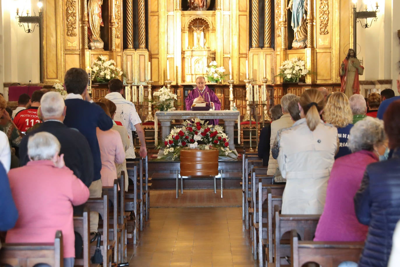 Fotos: Despedida a Jacques Sangrouber, presidente del club de esquí L&#039;esguilu de Nava